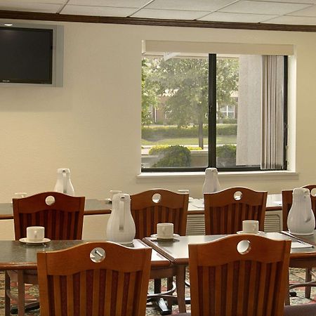 Hotel Baymont By Wyndham Arlington At Six Flags Dr Restaurant photo