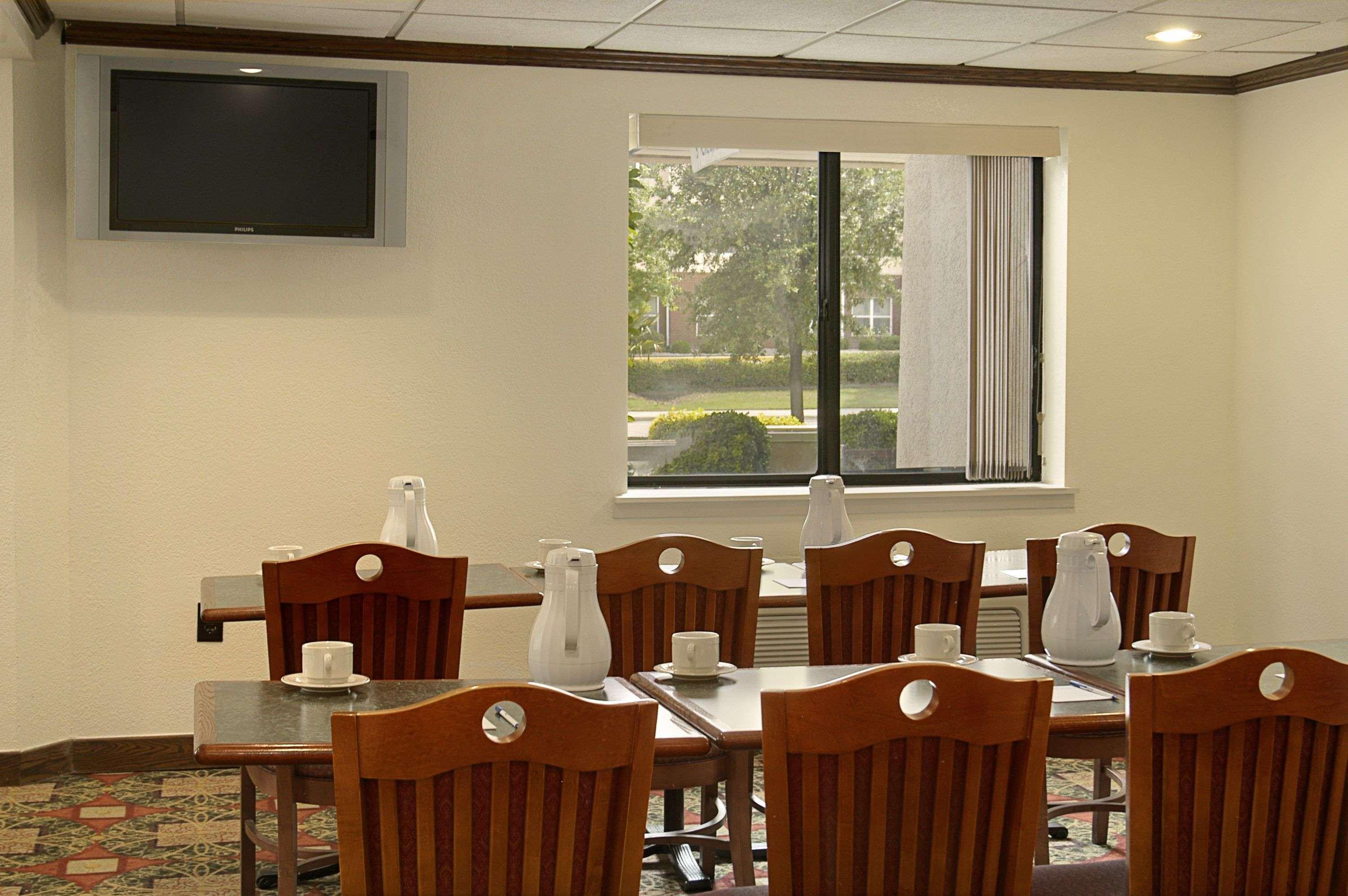 Hotel Baymont By Wyndham Arlington At Six Flags Dr Restaurant photo